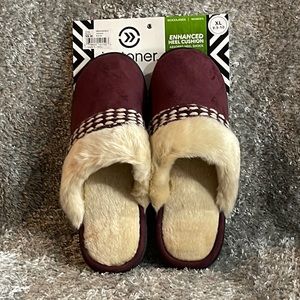 NWT- Isotoner Enhanced Heel Cushion Slippers